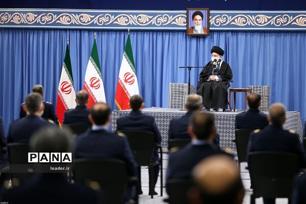 دیدار جمعی از فرماندهان نیروی هوایی و نیروی پدافند هوایی ارتش با رهبر انقلاب