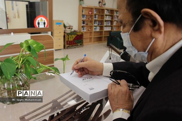 مراسم رونمایی از کتاب هزار نگار در بوشهر