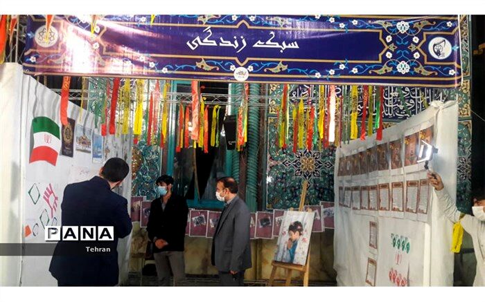 بازدید معاون پرورشی و فرهنگی منطقه 3 از نمایشگاه مدرسه انقلاب