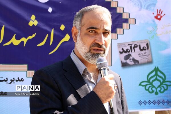 غبار روبی مزار شهدای گمنام اهواز به‌مناسبت دهه فجر