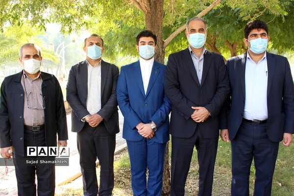 غبار روبی مزار شهدای گمنام اهواز به‌مناسبت دهه فجر