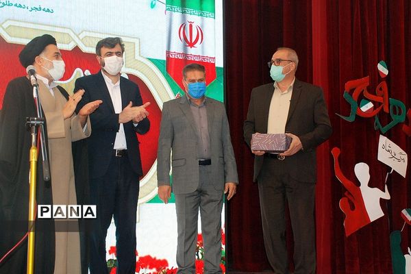 برپایی جشن پیروزی انقلاب اسلامی در کانون سمیه ناحیه یک شهرری