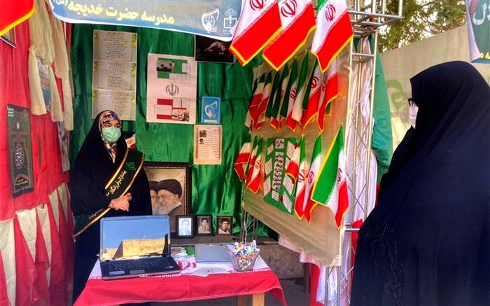 دختران امروزما با شرکت فعال در مناسبت های سیاسی مادرانی آگاه برای نسل های آتی انقلاب هستند