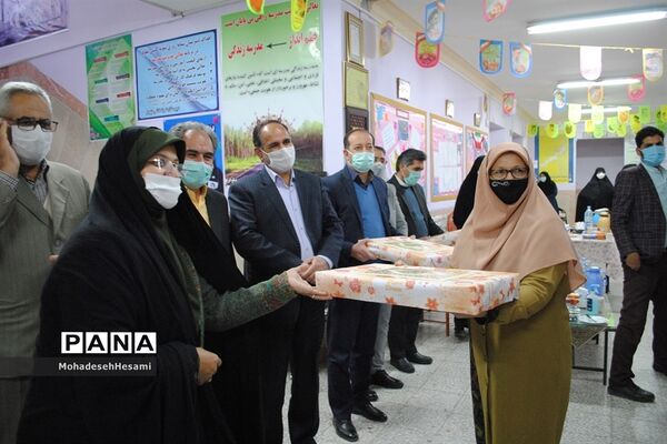 تقدیر از  کارکنان  دبیرستان نمونه کاشی نیلوفر شهرستان بیرجند