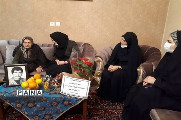 دیدار با خانواده شهید ایزدیار به مناسبت ایام دهه فجر
