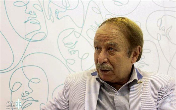 مردم نیاز به روحیه دارند و جای طنز در رادیو و تلویزیون خالی است