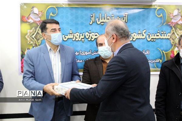 تجلیل از منتخبان حوزه پرورشی و مربیان پیشتاز در محمودآباد