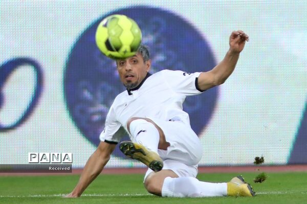 دیدار منتخب سرخابی‌ها و منتخب جام جهانی ۱۹۹۸ فرانسه