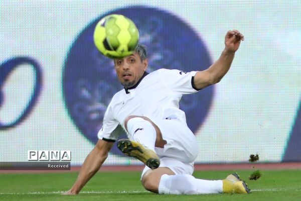 دیدار منتخب سرخابی‌ها و منتخب جام جهانی ۱۹۹۸ فرانسه