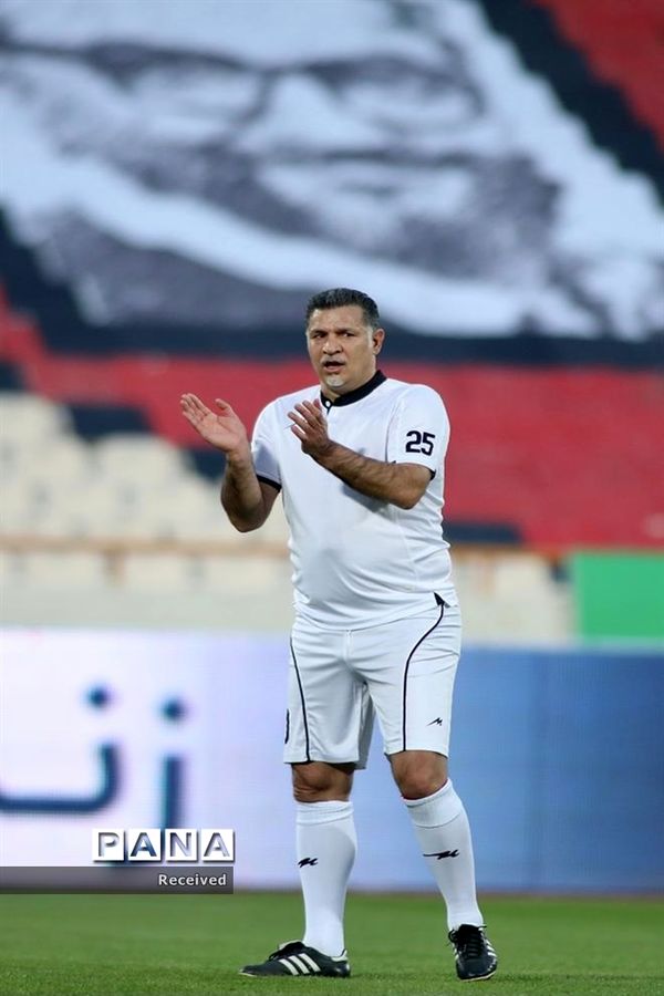 دیدار منتخب سرخابی‌ها و منتخب جام جهانی ۱۹۹۸ فرانسه