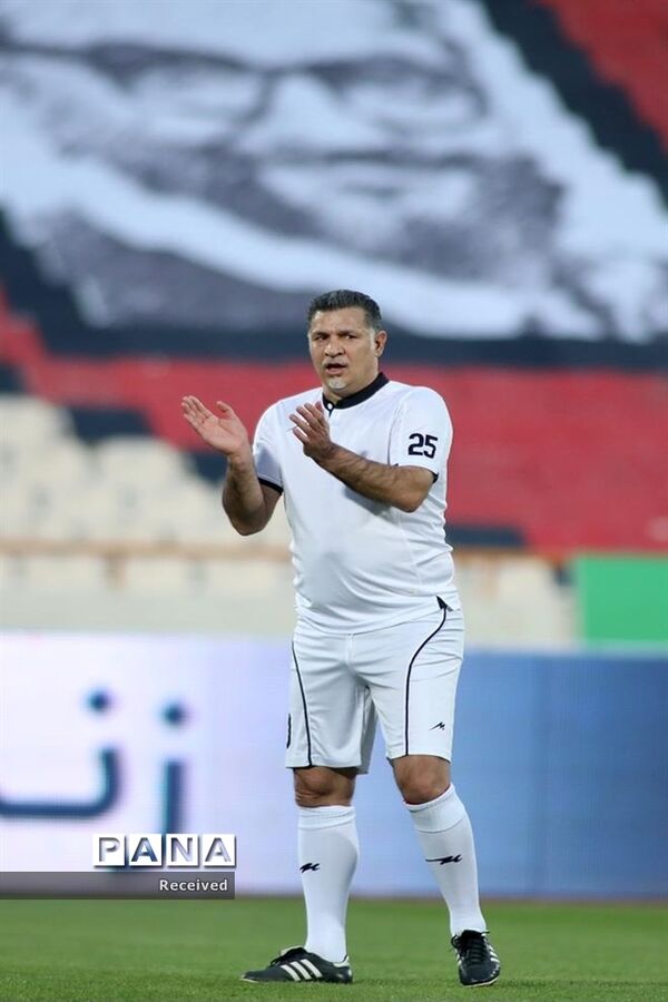 دیدار منتخب سرخابی‌ها و منتخب جام جهانی ۱۹۹۸ فرانسه