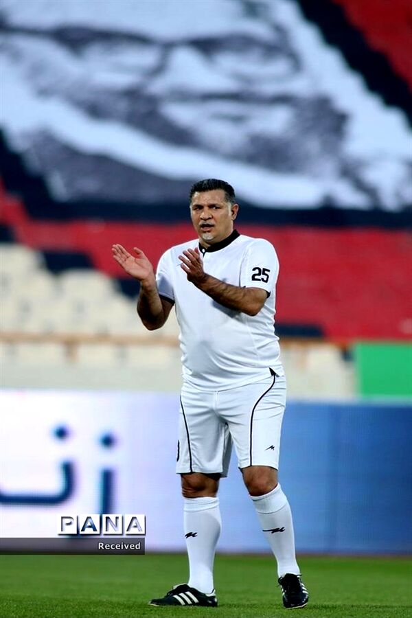 دیدار منتخب سرخابی‌ها و منتخب جام جهانی ۱۹۹۸ فرانسه