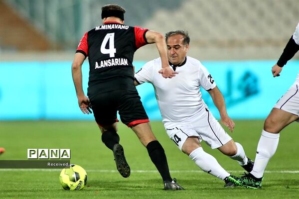 دیدار منتخب سرخابی‌ها و منتخب جام جهانی ۱۹۹۸ فرانسه