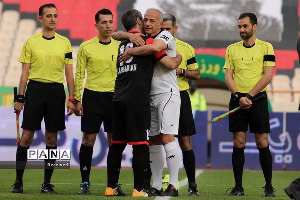 دیدار منتخب سرخابی‌ها و منتخب جام جهانی ۱۹۹۸ فرانسه