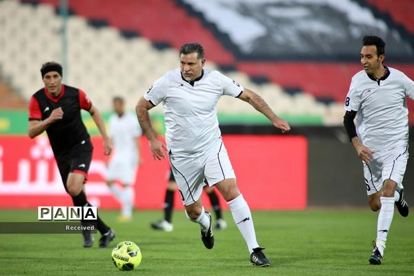 دیدار منتخب سرخابی‌ها و منتخب جام جهانی ۱۹۹۸ فرانسه