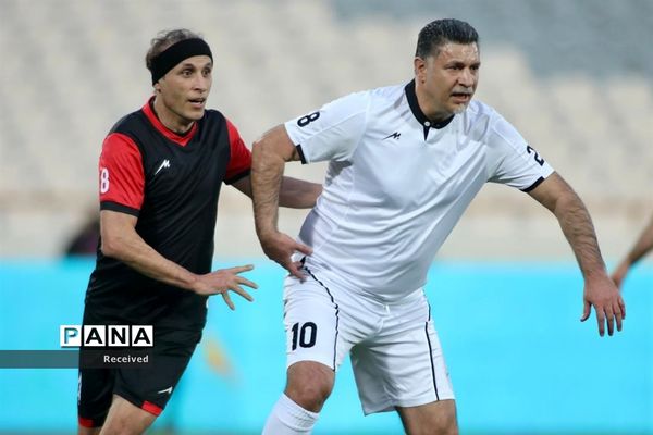 دیدار منتخب سرخابی‌ها و منتخب جام جهانی ۱۹۹۸ فرانسه