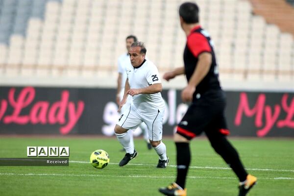 دیدار منتخب سرخابی‌ها و منتخب جام جهانی ۱۹۹۸ فرانسه
