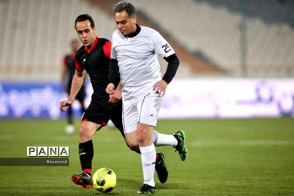 دیدار منتخب سرخابی‌ها و منتخب جام جهانی ۱۹۹۸ فرانسه