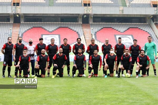 دیدار منتخب سرخابی‌ها و منتخب جام جهانی ۱۹۹۸ فرانسه