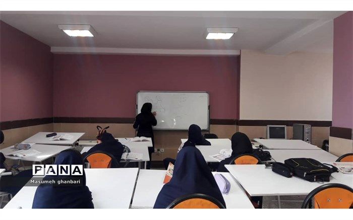 تدریس غیرحضوری دانش‌آموزان را دچار چالش کرده، اما در شرایط  فعلی ناگزیر هستیم