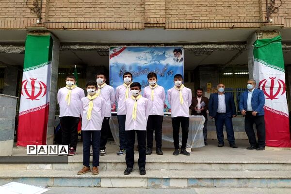 تجلیل از دانش‌آموزان برتر دبیرستان ماندگار مدرس آموزش و پرورش ناحیه دو شهر ری