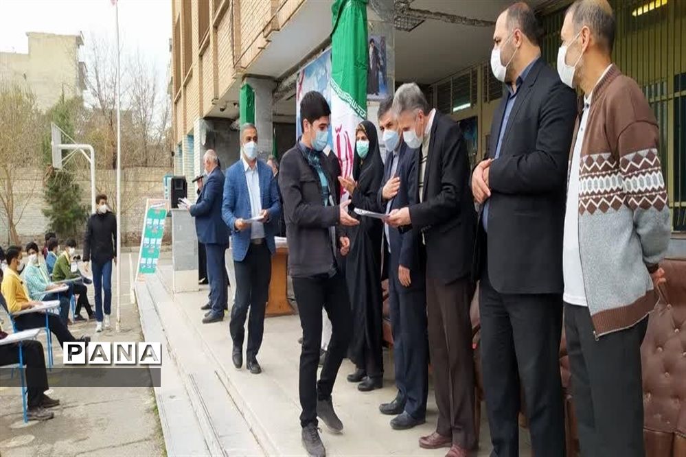 تجلیل از دانش‌آموزان برتر دبیرستان ماندگار مدرس آموزش و پرورش ناحیه دو شهر ری