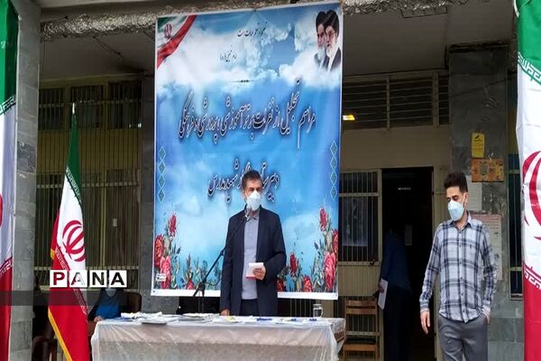 تجلیل از دانش‌آموزان برتر دبیرستان ماندگار مدرس آموزش و پرورش ناحیه دو شهر ری