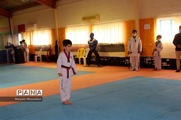 افتتاح سالن‌های بدنسازی، کانون حرکات اصلاحی و تندرستی در مجموعه ورزشی آزادگان  بوشهر