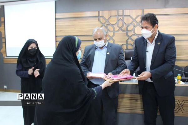 نشست  سالانه قطبی مسئولان سازمان دانش‌آموزی استان فارس  در قطب جنوب