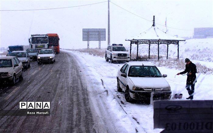 جاده‌های ۱۵ استان، برفی و بارانی است