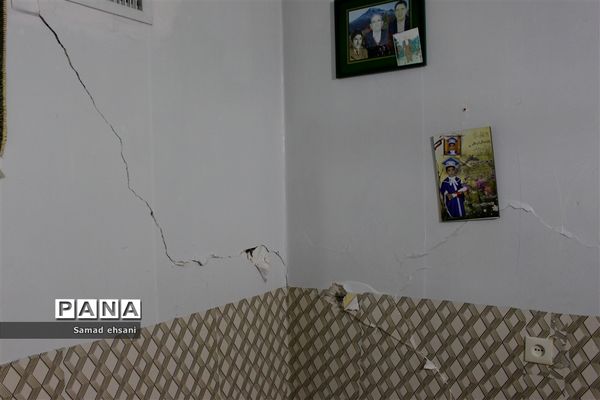 آسیب جدی زمین لرزه به  منازل مسکونی شهر سی سخت -1