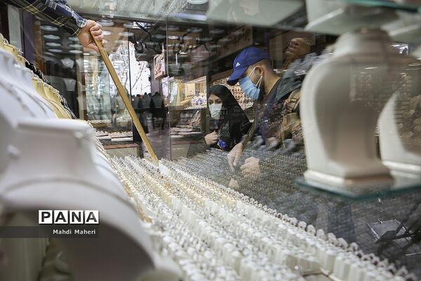 ازدحام جمعیت در بازار تهران