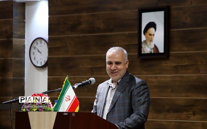جامعه ای که بزرگان خویش را ارج ننهد؛ جامعه ای بدون پشتوانه است