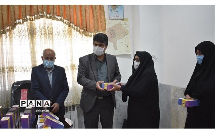 210 تبلت به دانش‌آموزان نیازمند بهابادی اهدا شد