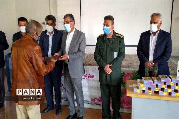 اهدا ۵۰ تبلت دانش‌آموزی توسط خیر نیکوکار عطا بهارلو به دانش‌آموزان نیازمند در داراب