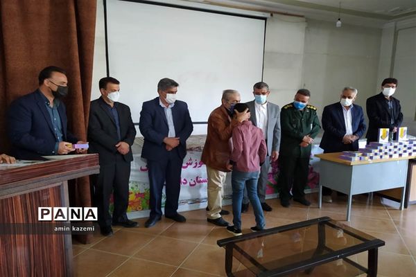 اهدا ۵۰ تبلت دانش‌آموزی توسط خیر نیکوکار عطا بهارلو به دانش‌آموزان نیازمند در داراب