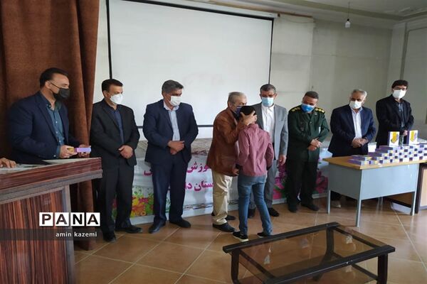 اهدا ۵۰ تبلت دانش‌آموزی توسط خیر نیکوکار عطا بهارلو به دانش‌آموزان نیازمند در داراب