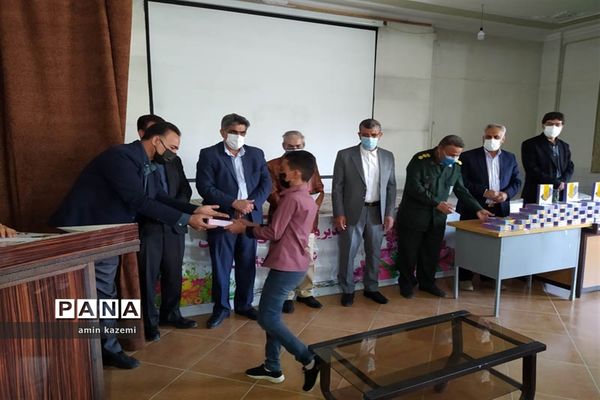 اهدا ۵۰ تبلت دانش‌آموزی توسط خیر نیکوکار عطا بهارلو به دانش‌آموزان نیازمند در داراب