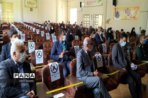 اهدا ۵۰ تبلت دانش‌آموزی توسط خیر نیکوکار عطا بهارلو به دانش‌آموزان نیازمند در داراب