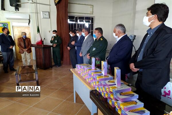 اهدا ۵۰ تبلت دانش‌آموزی توسط خیر نیکوکار عطا بهارلو به دانش‌آموزان نیازمند در داراب