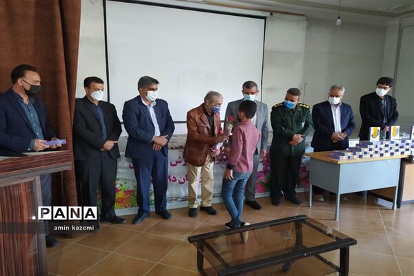 اهدا ۵۰ تبلت دانش‌آموزی توسط خیر نیکوکار عطا بهارلو به دانش‌آموزان نیازمند در داراب