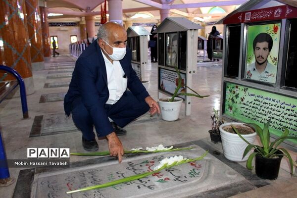غبارروبی و عطر افشانی قبور مطهر شهدای بوشهر