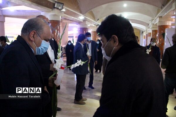 غبارروبی و عطر افشانی قبور مطهر شهدای بوشهر