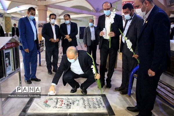 غبارروبی و عطر افشانی قبور مطهر شهدای بوشهر