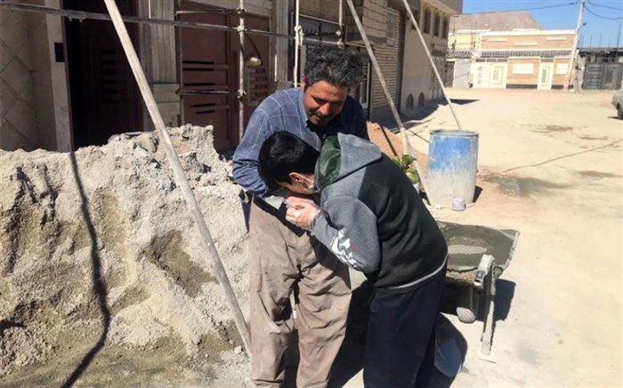 بوسه پرمهر فرزندان بر دستان پر‌توان پدران