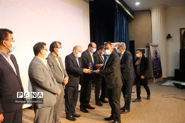 تجلیل از طلایه‌داران تربیت در بوشهر