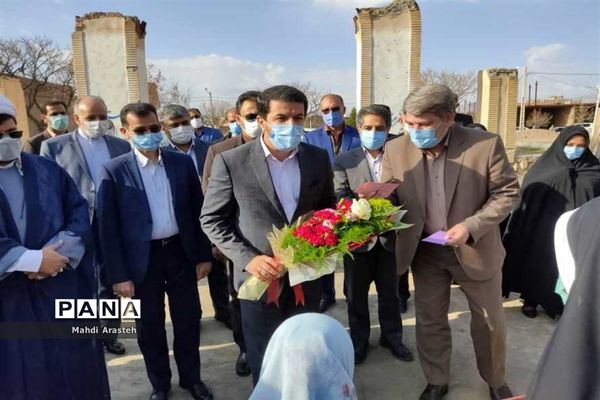 غبار روبی مزار شهدای گمنام شهر اسدیه با حضور استاندارخراسان جنوبی