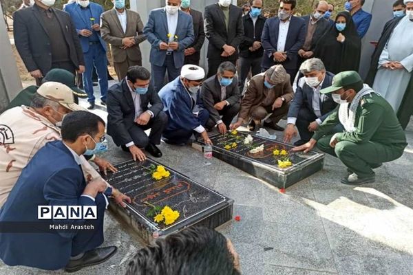 غبار روبی مزار شهدای گمنام شهر اسدیه با حضور استاندارخراسان جنوبی