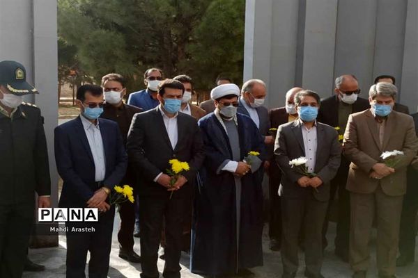 غبار روبی مزار شهدای گمنام شهر اسدیه با حضور استاندارخراسان جنوبی