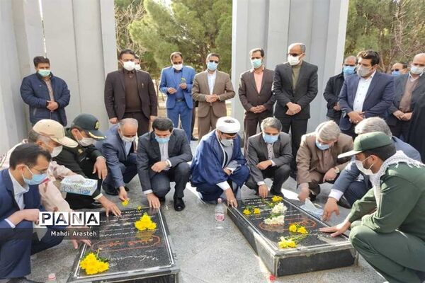 غبار روبی مزار شهدای گمنام شهر اسدیه با حضور استاندارخراسان جنوبی